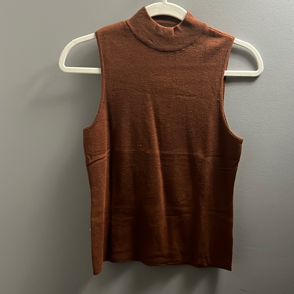 Mock neck sleeveless sweater
